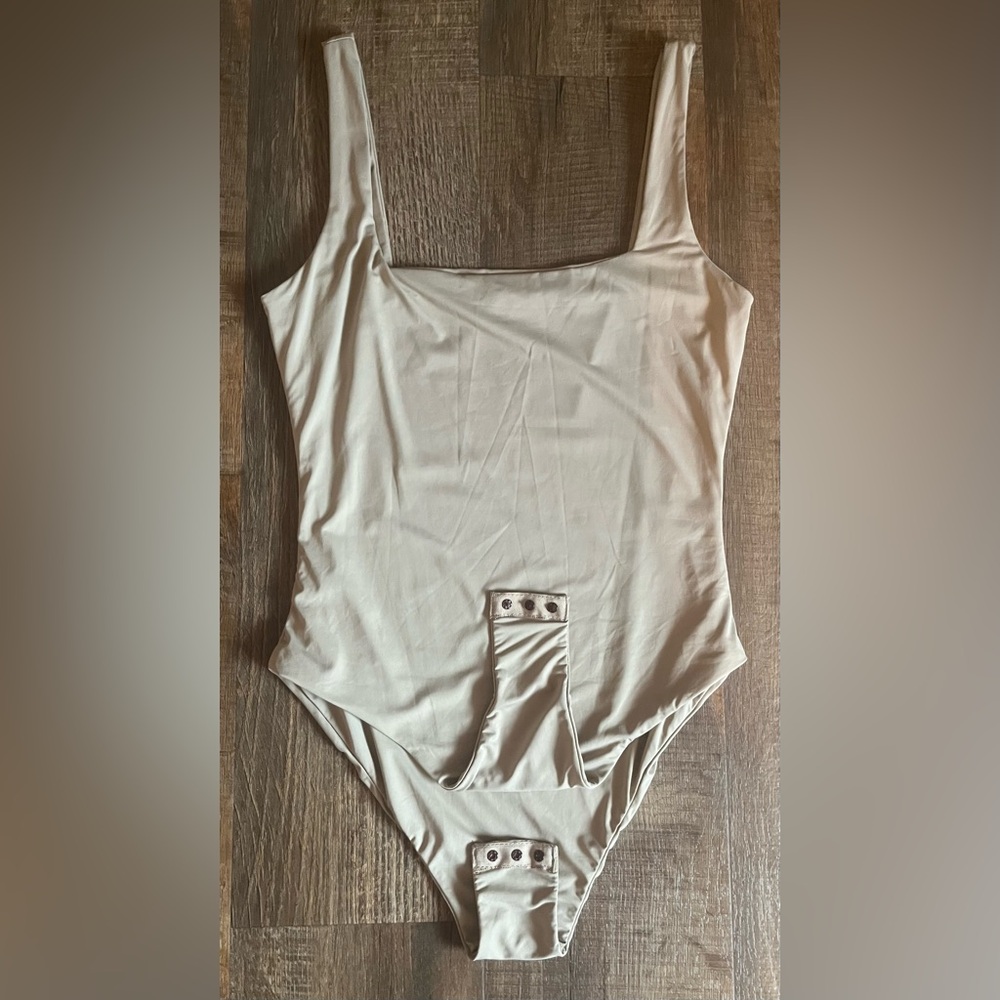SHEIN Tan Sleeveless Bodysuit. Excellent condition. Women’s Size Small - Picture 4 of 10